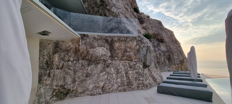 Revestimiento exterior de roca de poliéster tipo acantilado alrededor de una piscina – Mónaco