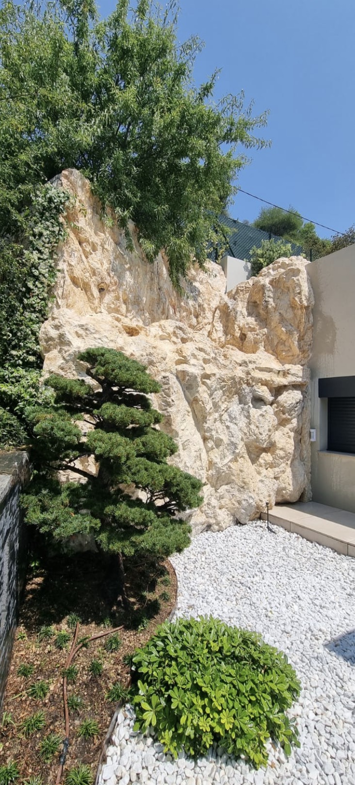 Décor rocheux artificiel extérieur sur mesure en polyester Poly Rock Concept – intégration paysagère jardin méditerranéen PACA