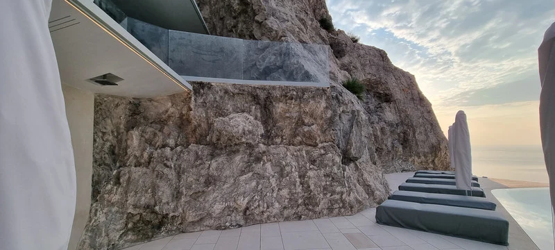 Outdoor polyester resin rock cliff wall cladding around a pool – Monaco