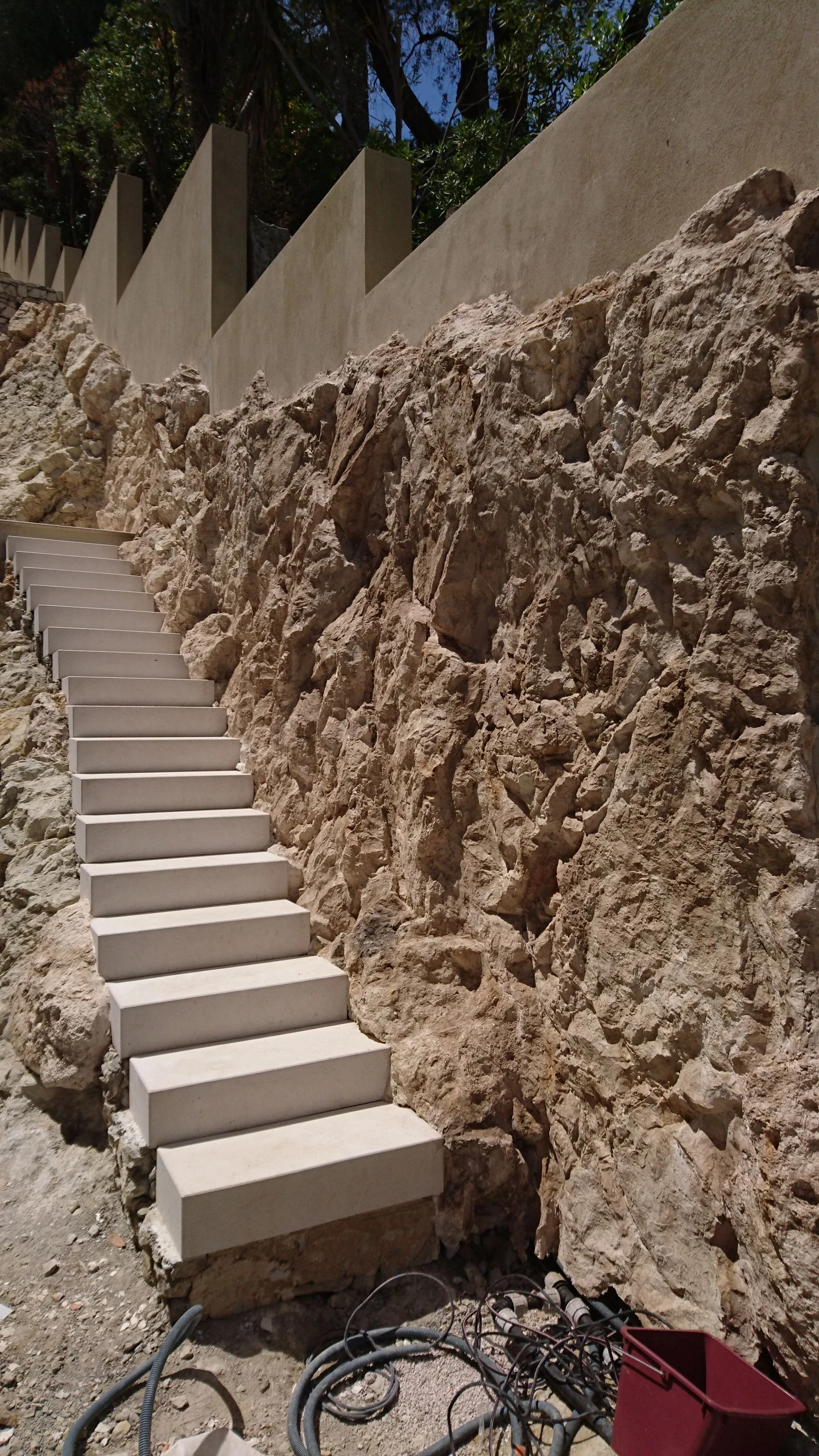 Faux rocher escalier – habillage mur béton rocher décoratif polyester vue verticale