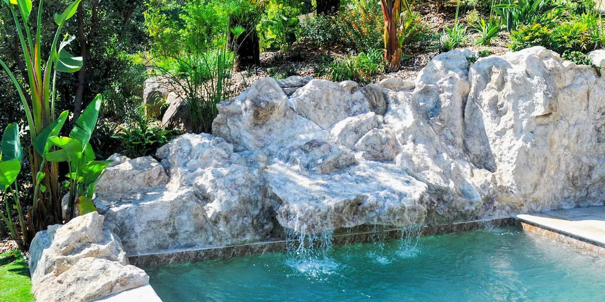 Cascade piscine décorative en faux rocher polyester – Poly Rock Concept Nice
