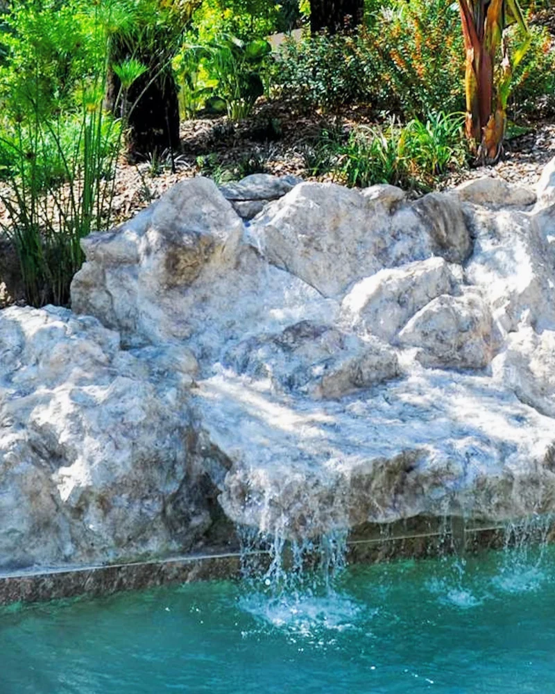 Cascadas y Fuentes – Cascadas artificiales, cascadas de poliéster para piscina, rocas con efecto de agua natural