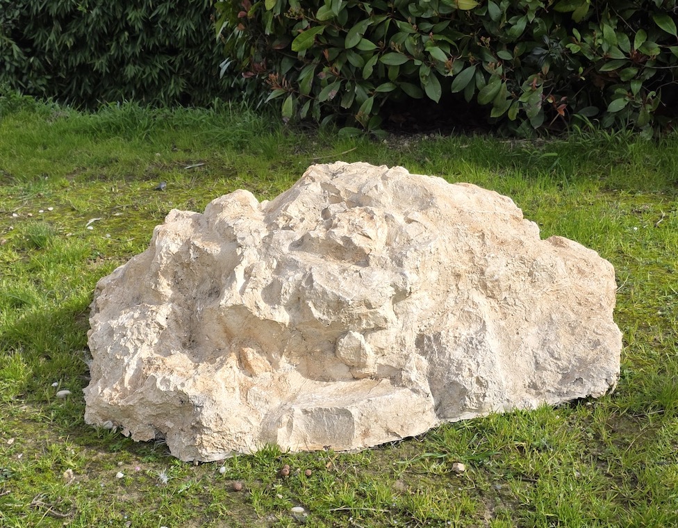 Bloc rocheux polyester réf. 2503 en situation extérieure, rocher décoratif beige 110 × 90 × 35 cm