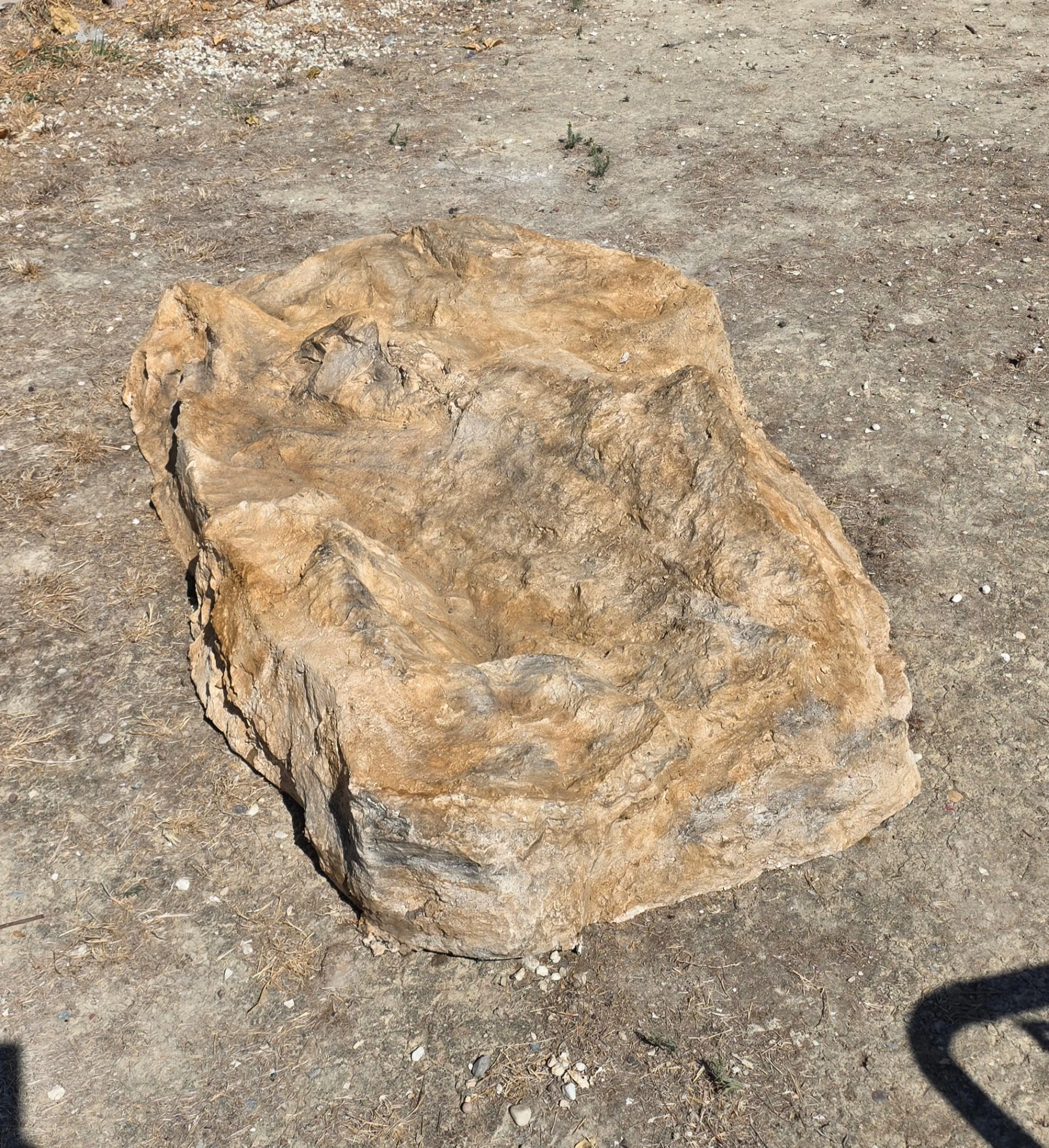 Polyester rock block ref. 2502, side view, thickness and edges of the artificial rock