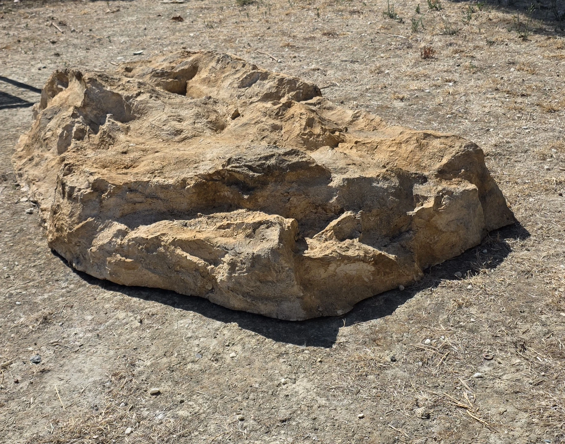 Polyester rock block ref. 2502, three-quarter view from the opposite side, relief and volume