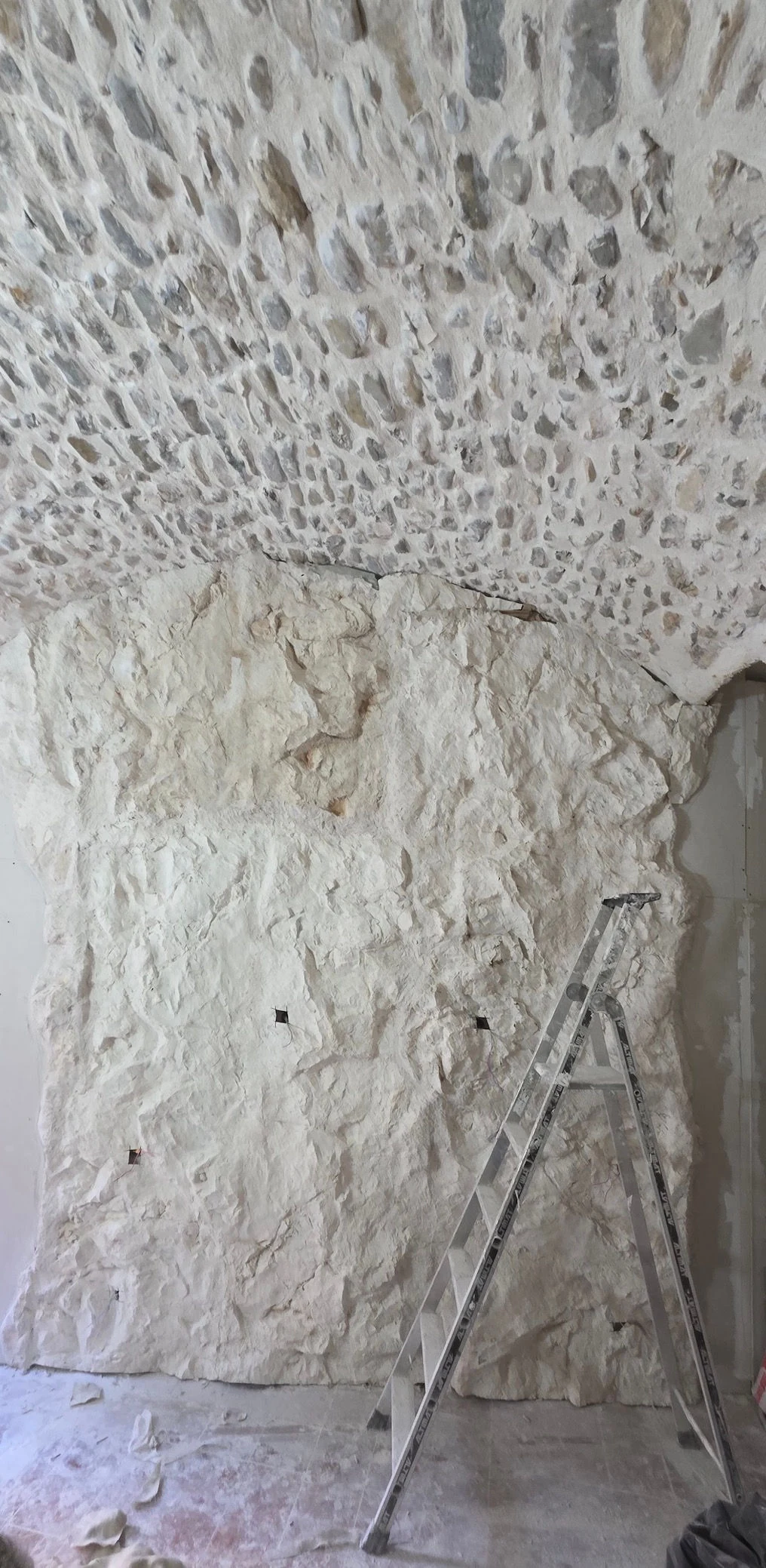 Mur imitation roche naturelle en rocher décoratif polyester – chambre troglodyte