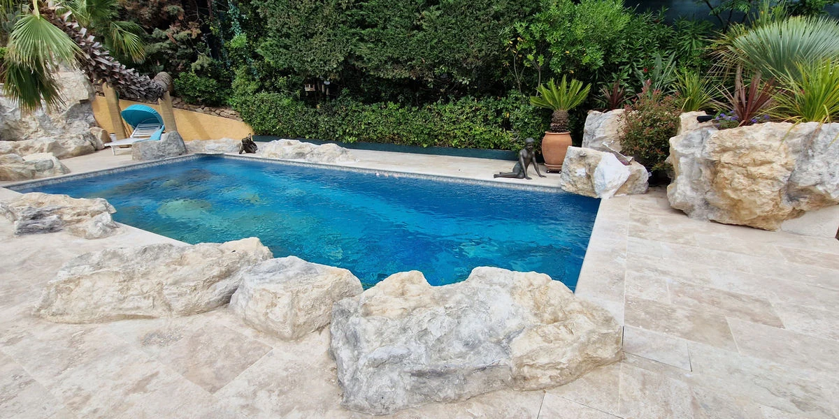 Faux rock pool equipment cover in polyester – Poly Rock Concept Nice