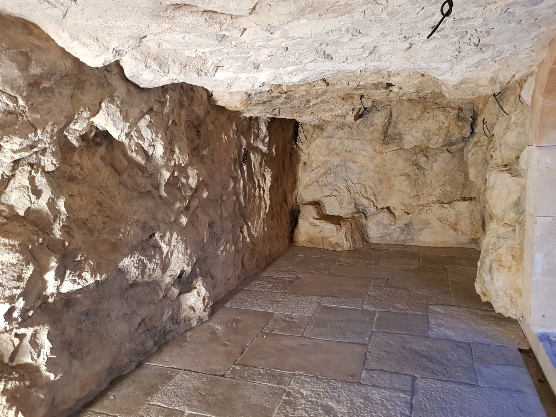 Grotte artificielle intérieure terminée – décor rocheux immersif faux rochers patinés sur mesure sol pierre naturelle