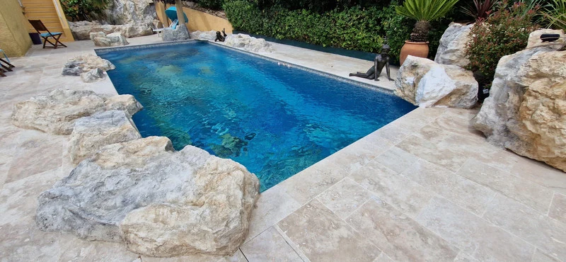Roca artificial para piscina con decoración de imitación piedra natural – St Tropez