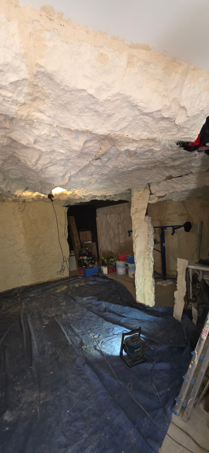 Bóveda rocosa esculpida a mano en roca artificial – realización de una gruta natural interior en La Seyne-sur-Mer