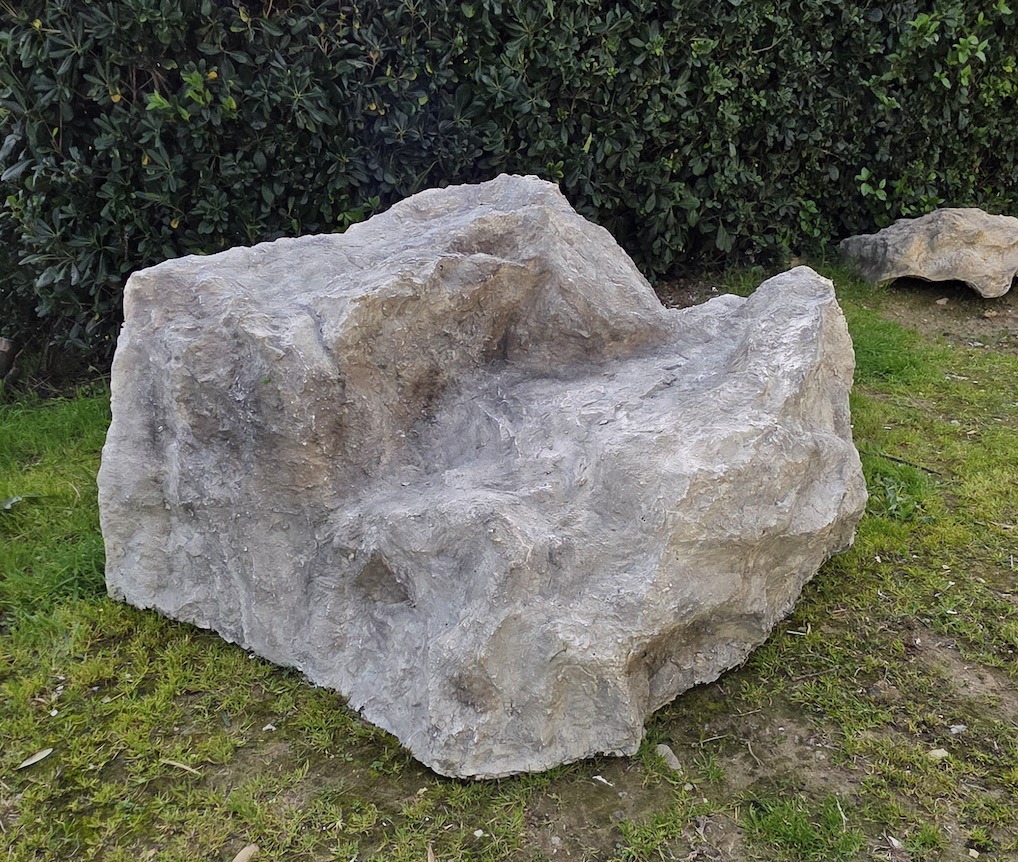 Bloc rocheux polyester réf. 2506 vu de trois quarts avec une patine grise minérale
