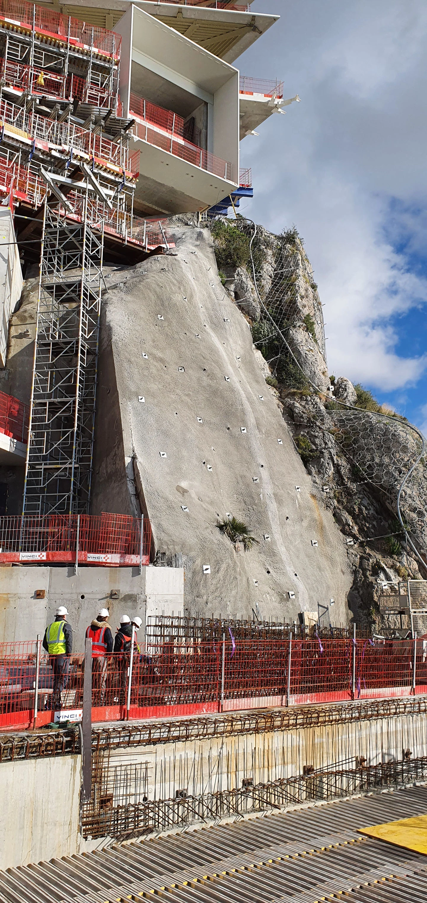 Falaise béton avant habillage mur béton – rocher artificiel Monaco