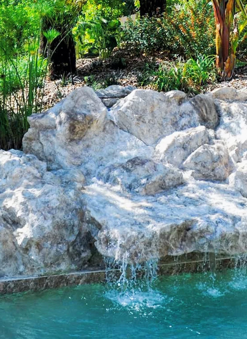 Cascada artificial en rocas artificiales de resina de poliéster para piscina
