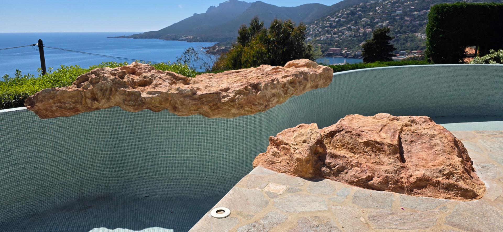 Rocas artificiales de piscina de poliéster con acabado de pátina ocre – decorado rocoso a medida con vistas al mar y al Estérel, PACA
