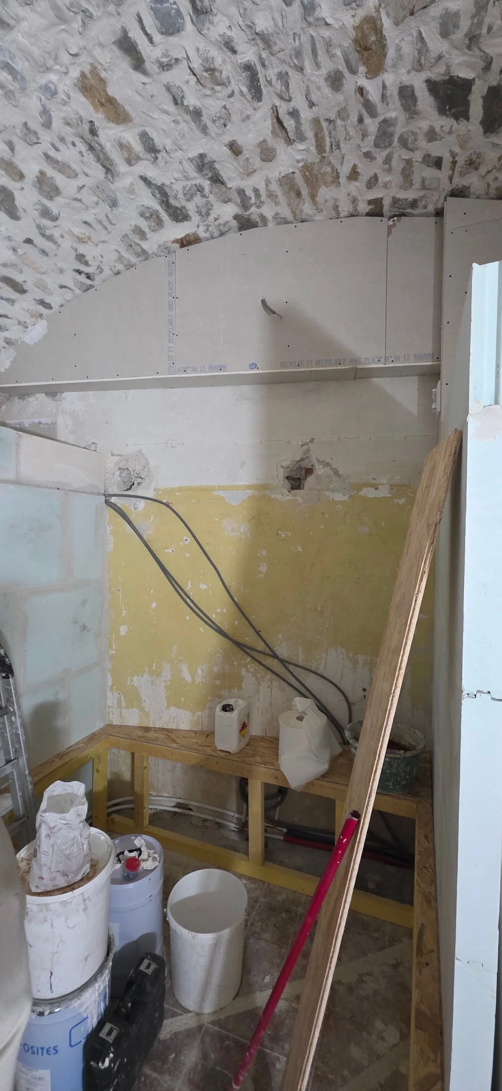 Avant intervention – habillage mur béton salle de bain en décor roche naturelle