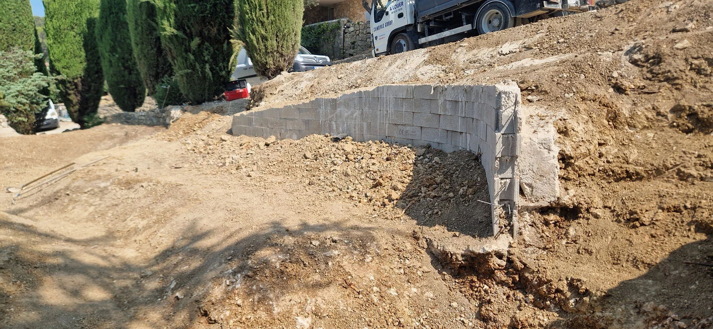 Habillage facade rocher – décor roche naturelle sur mur béton Alpes-Maritimes