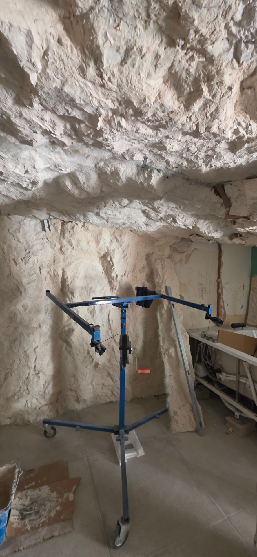 Muros y techo de roca artificial de poliéster en proceso de escultura – decoración de roca interior artesanal Poly Rock Concept