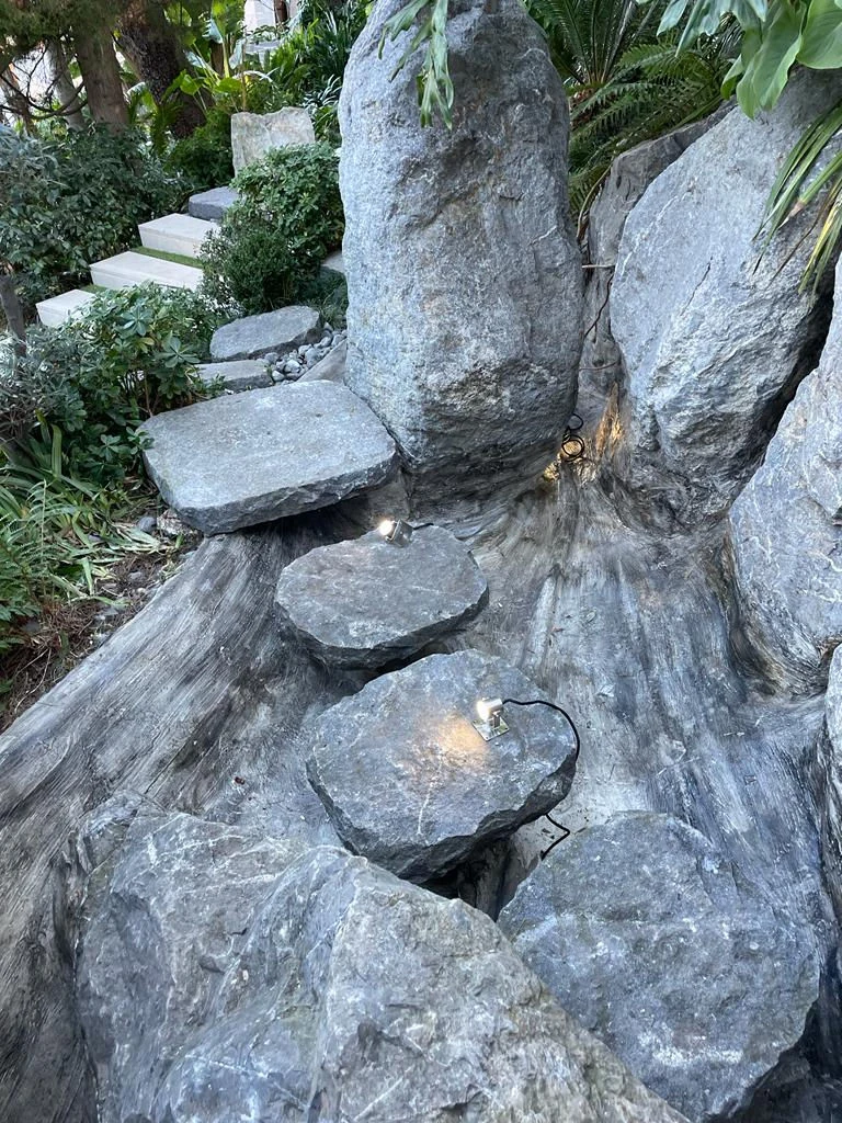 Décor roche naturelle faux rocher jardin avec bambous et rivière japonaise