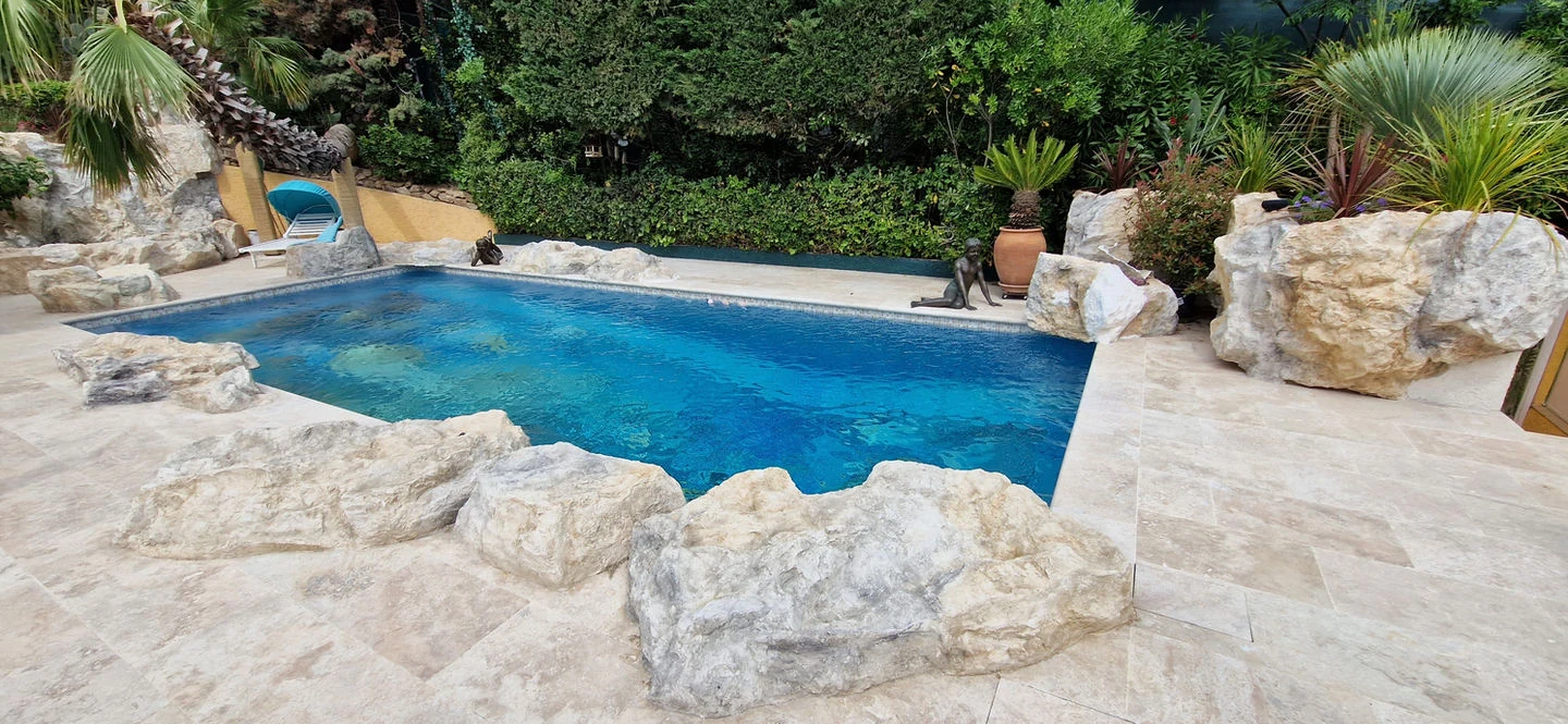 Habillage local technique – cacher installation piscine rocher décoratif PACA