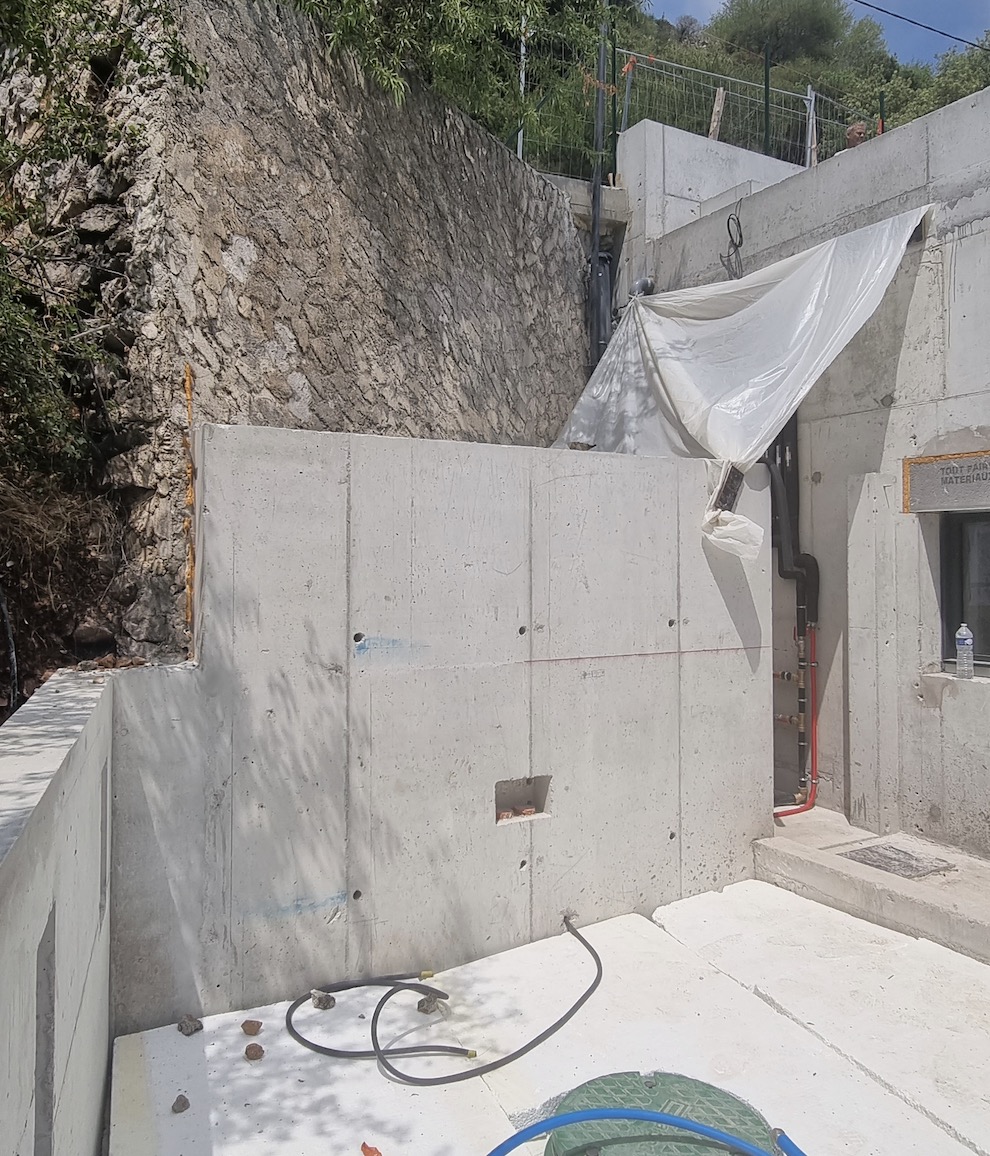 Mur de soutènement en béton brut avant habillage en faux rocher polyester