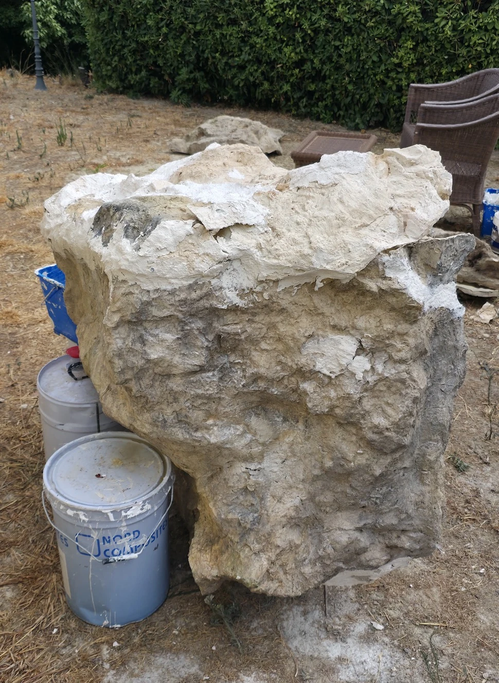 Adjusting and cutting polyester rock modules during bespoke manufacture