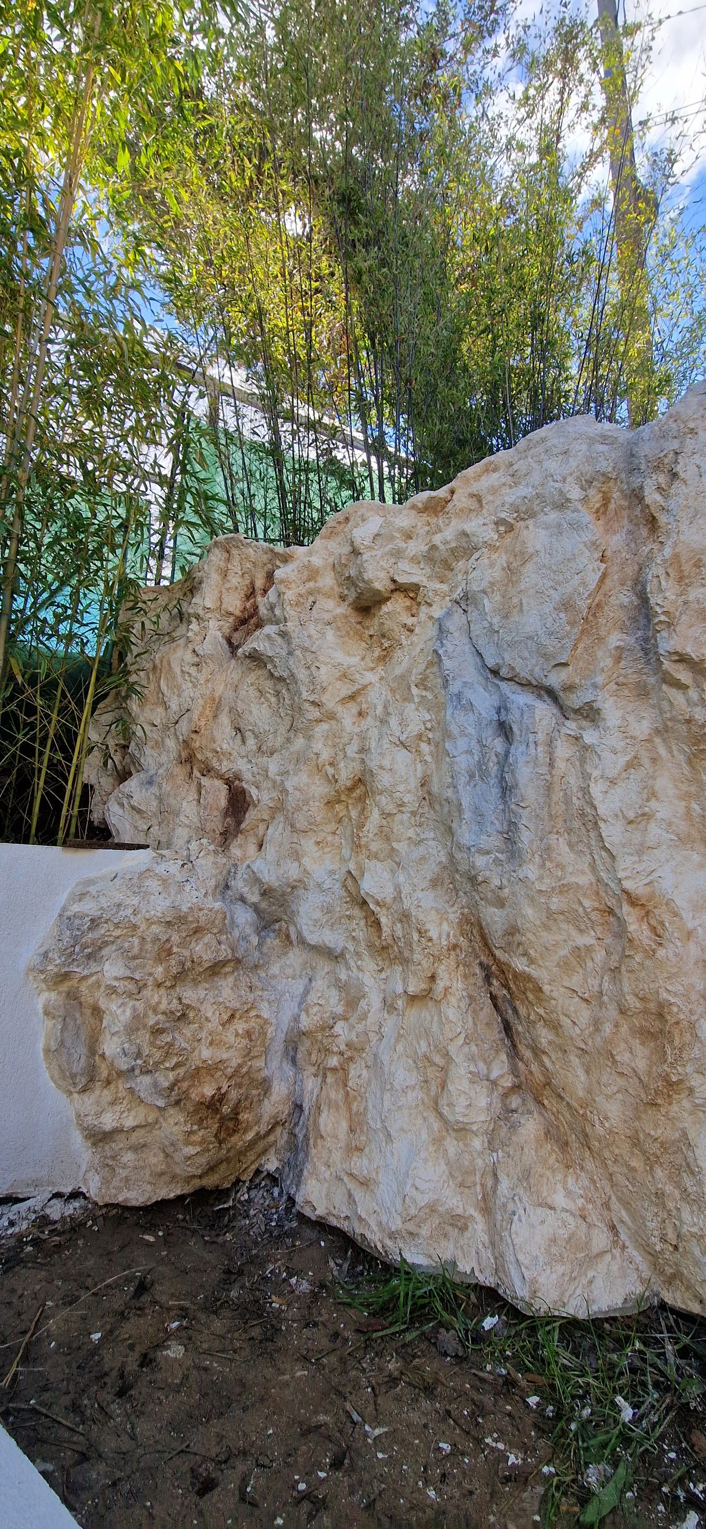 Habillage mur béton faux rocher – décor roche naturelle vue verticale