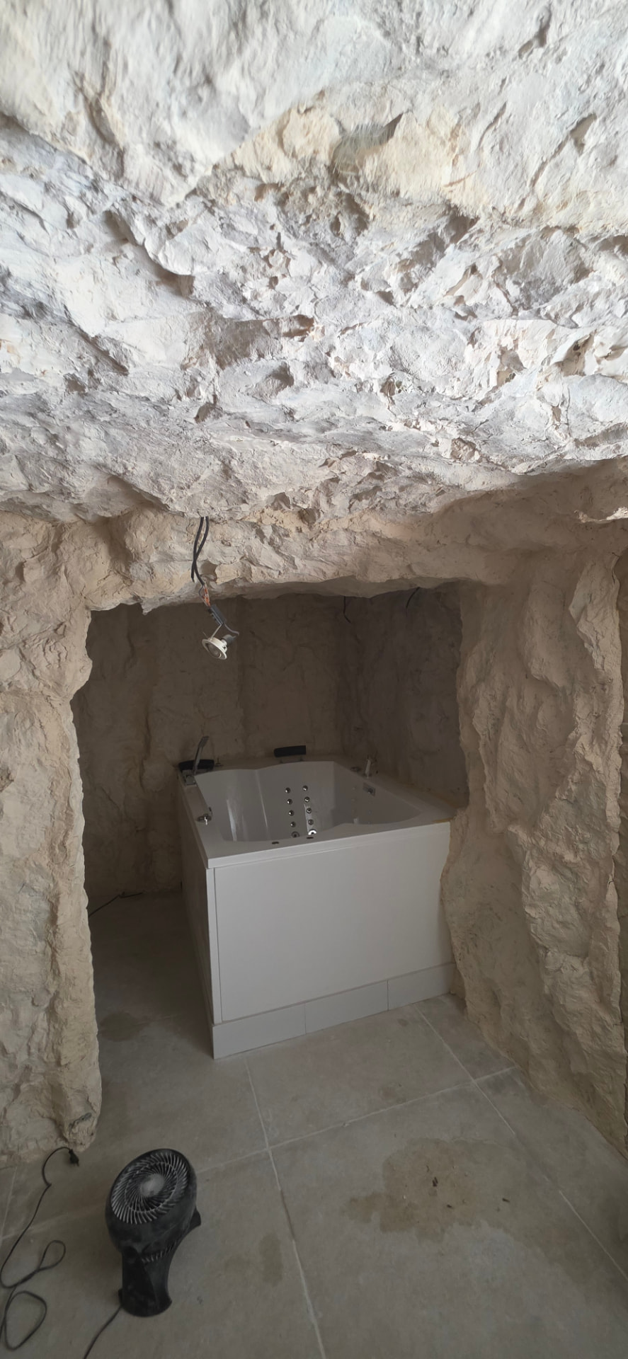 Espacio de spa integrado en una gruta artificial – muros y techo con imitación de piedra natural pátinados, apartamento Airbnb en La Seyne-sur-Mer