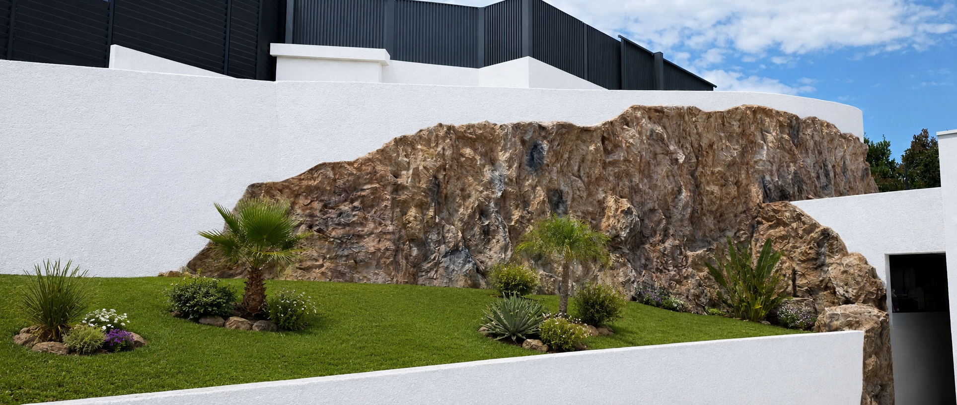 Revestimiento de muro de hormigón en roca artificial de poliéster terminado – paramento rocoso imitación piedra natural y jardín paisajístico, villa en PACA