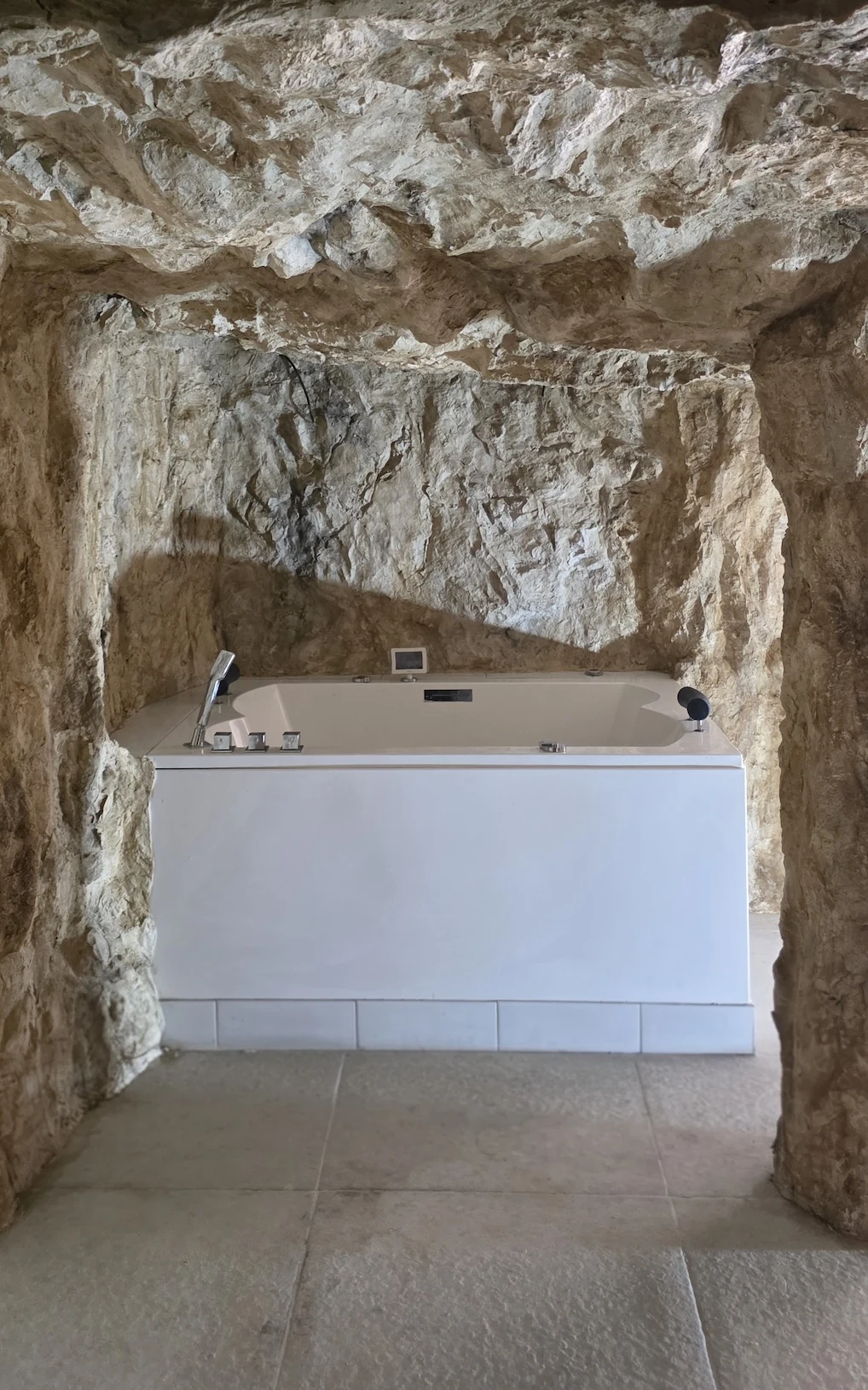 Grotte naturelle intérieure avec espace balnéo – baignoire balnéo encastrée sous voûte en faux rochers polyester, appartement insolite La Seyne-sur-Mer (Var)
