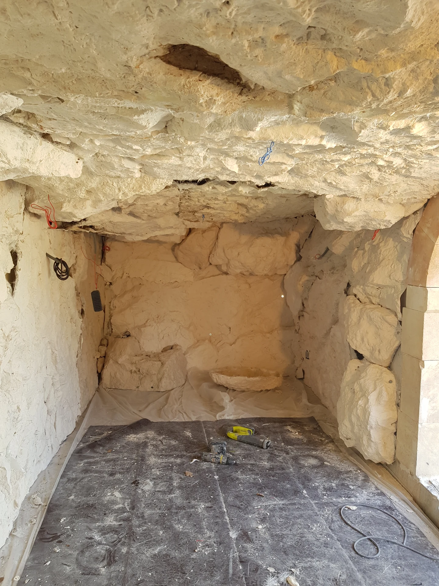 Création grotte artificielle intérieure en faux rochers sur mesure – habillage mur et plafond rocheux avec vasque en pierre Poly Rock Concept