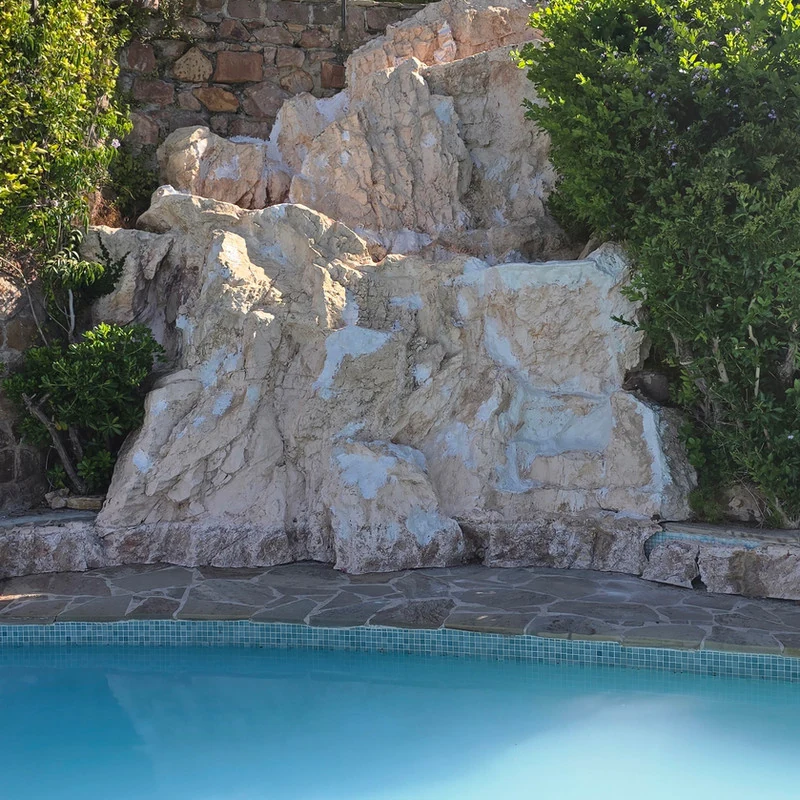 Cascada artificial en rocas artificiales – fabricación artesanal en nuestro taller de Niza