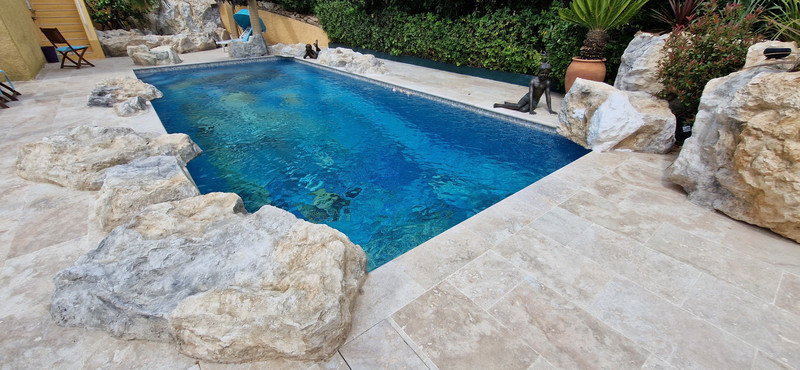 Roca artificial de piscina con decoración natural