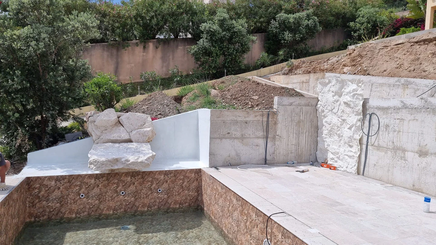 Habillage mur béton faux rochers polyester – cascade piscine rocher Ajaccio