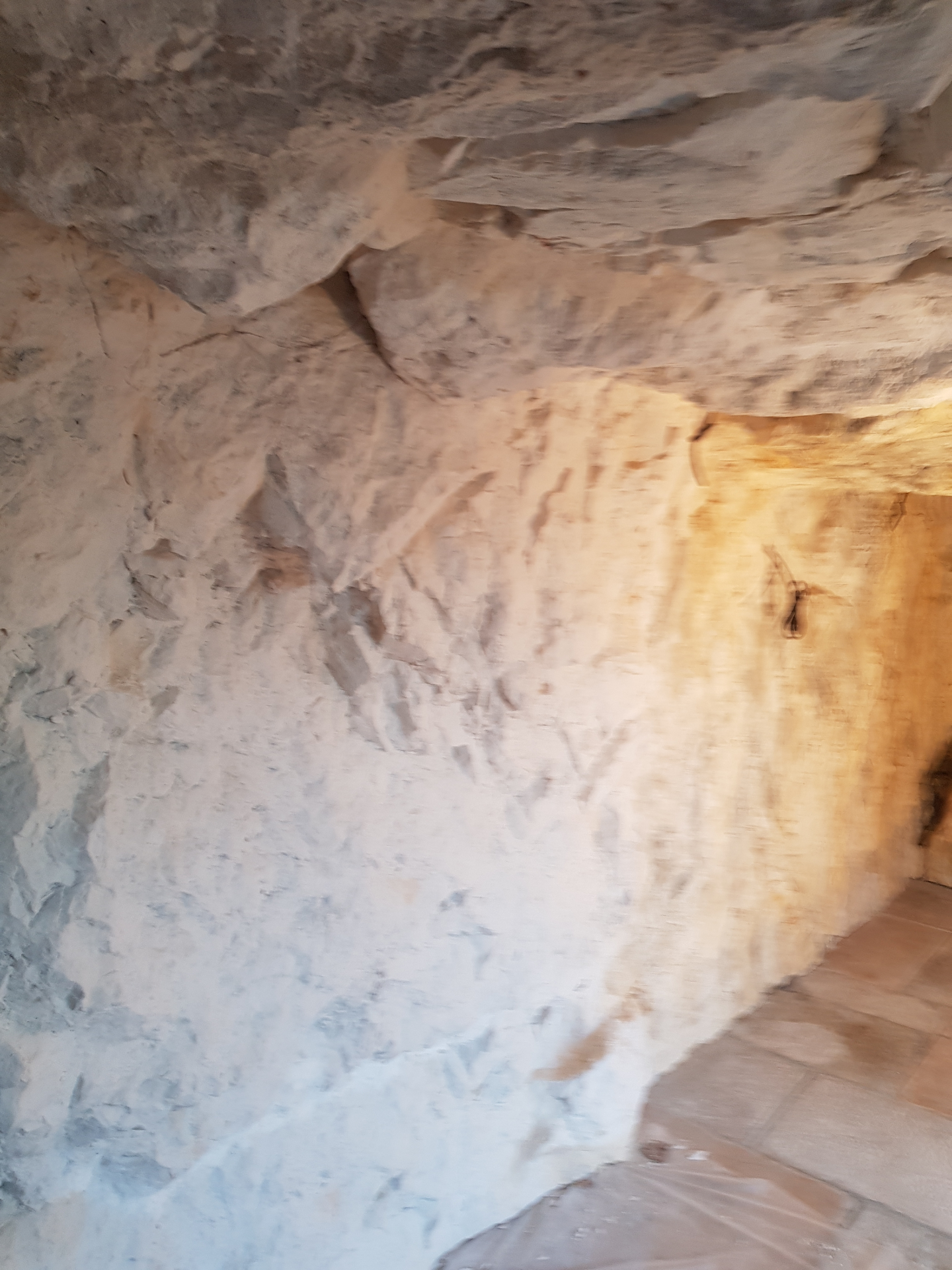Decorado rocoso interior inmersivo – roca artificial a medida imitando piedra natural en techo y paramentos de una gruta artificial