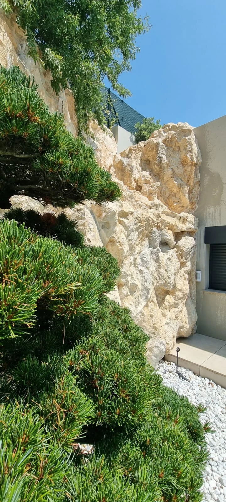 Faux rock wall cladding – natural décor with pines