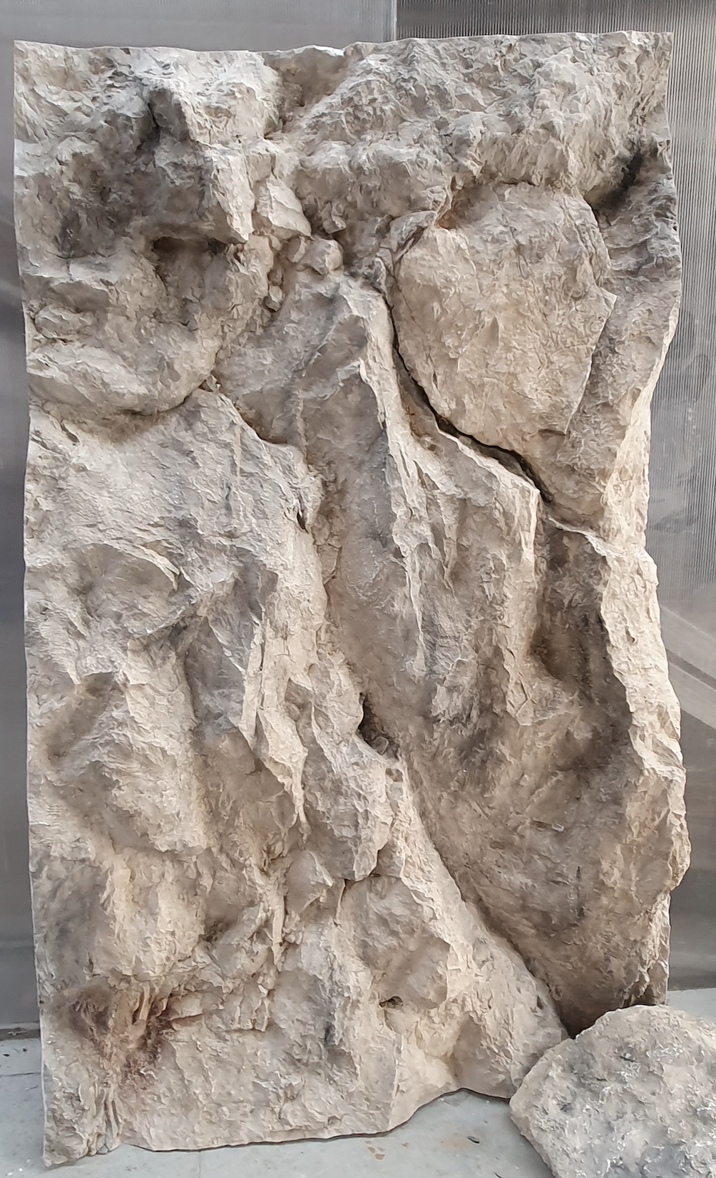 Plaque d'habillage mural imitation roche, relief profond et patine grise minérale