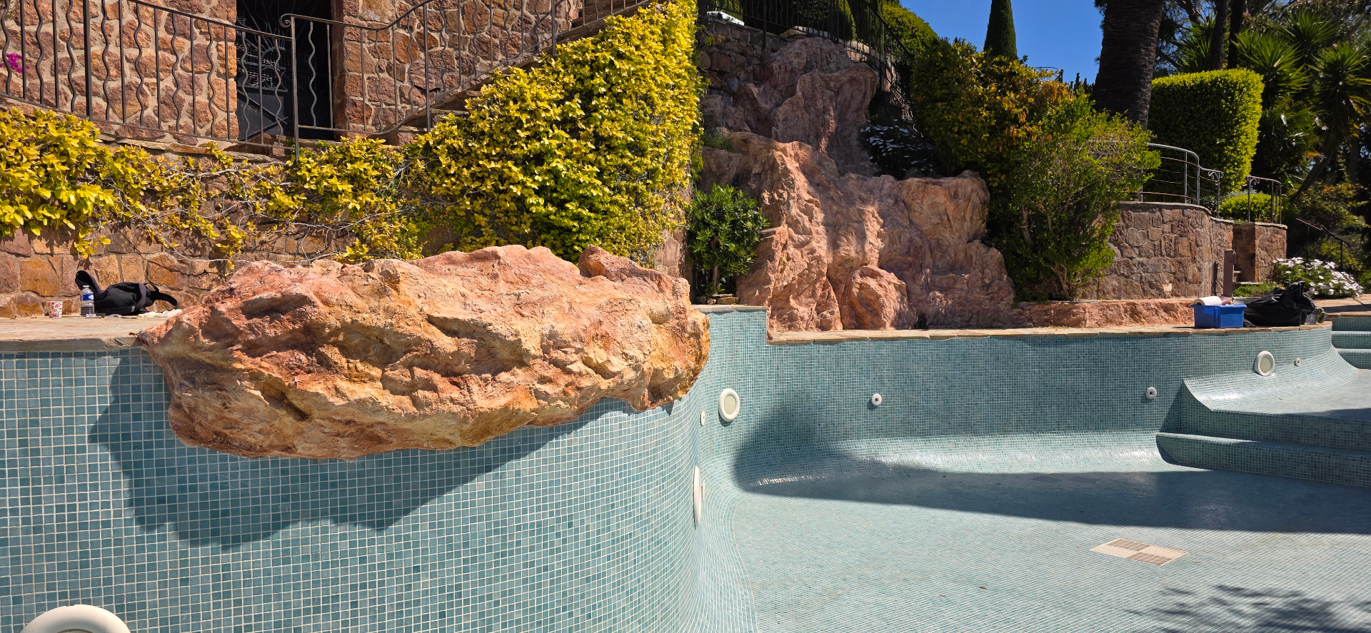 Rocas artificiales de piscina pátinadas en tono ocre Estérel – roca de poliéster decorativa imitación piedra natural, Costa Azul