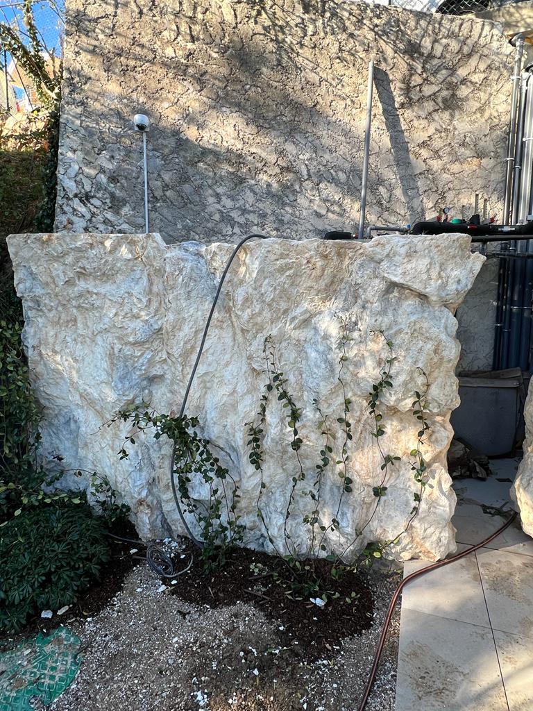 Cubierta técnica de rocas artificiales con vegetación