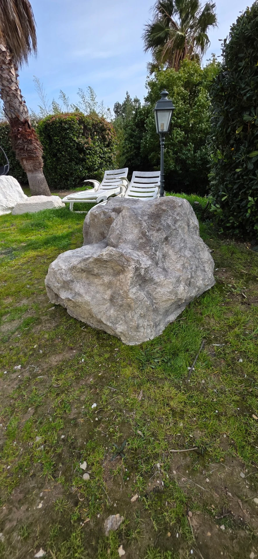 Bloc rocheux polyester réf. 2506 intégré dans un jardin méditerranéen près d'une piscine