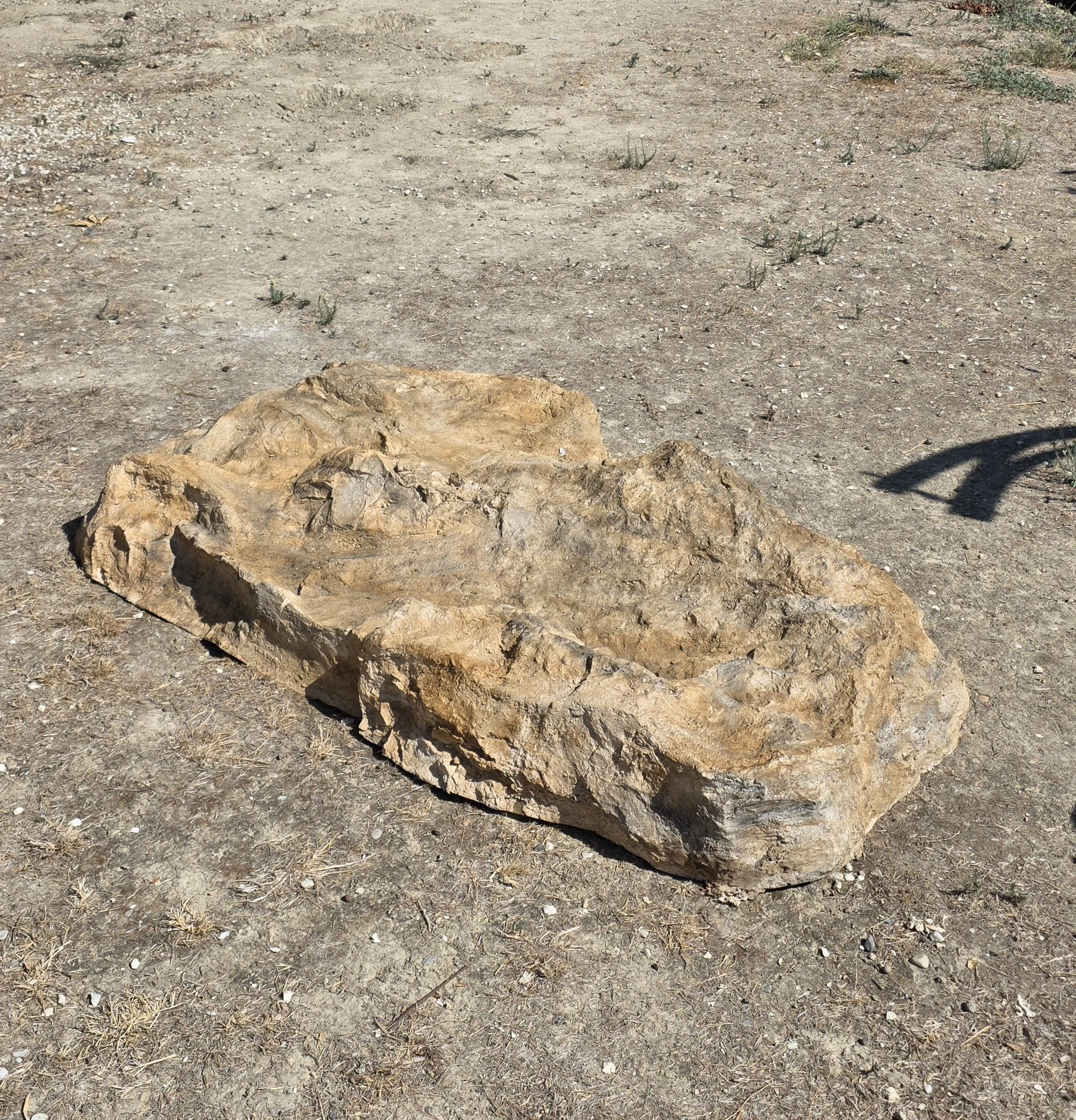 Whole polyester rock block ref. 2502 on the ground, elongated artificial-rock shape