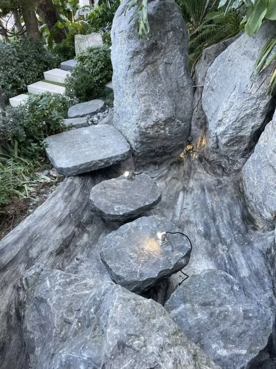 Ríos y Jardines – Rocas artificiales de jardín, piedras decorativas exteriores, paisajismo en roca, decoración natural