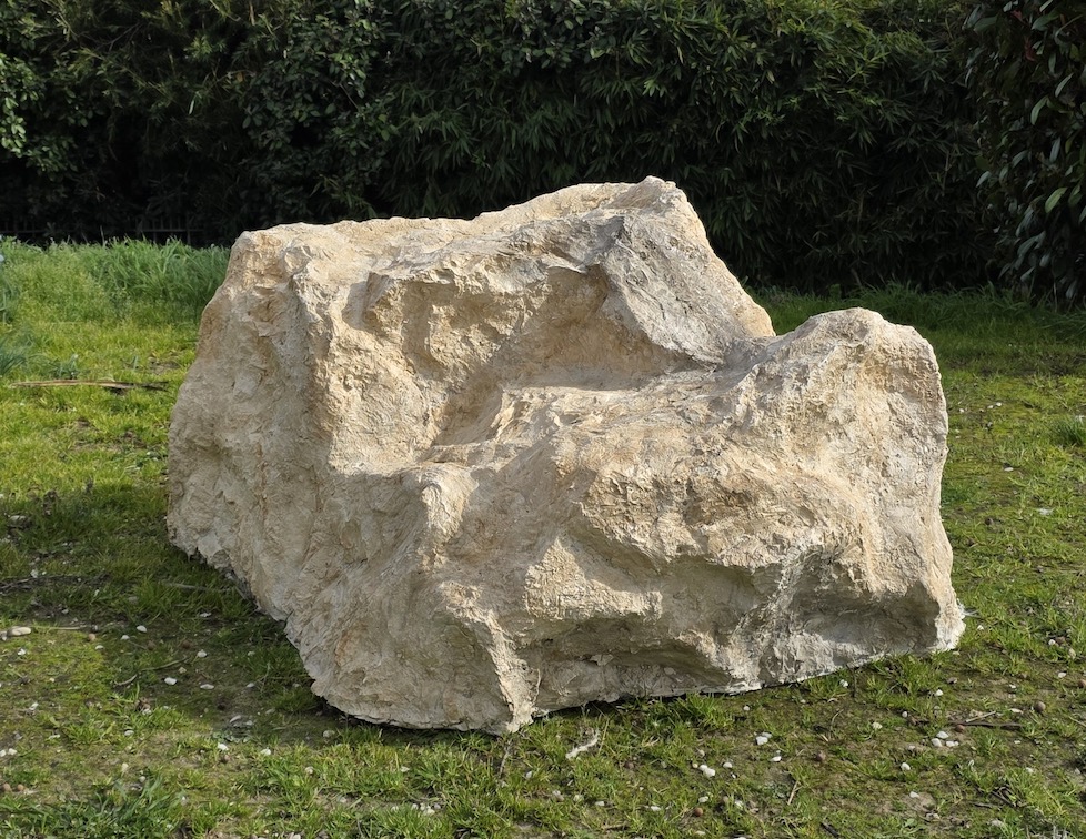 Bloc rocheux polyester réf. 2506 entier posé sur l'herbe, gros rocher artificiel 120 × 105 × 70 cm