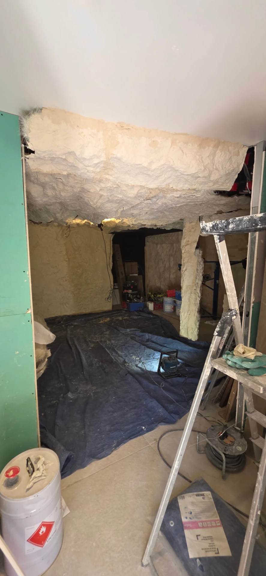Appartement en cours de transformation en grotte naturelle – habillage des murs et du plafond en faux rochers polyester sur mesure