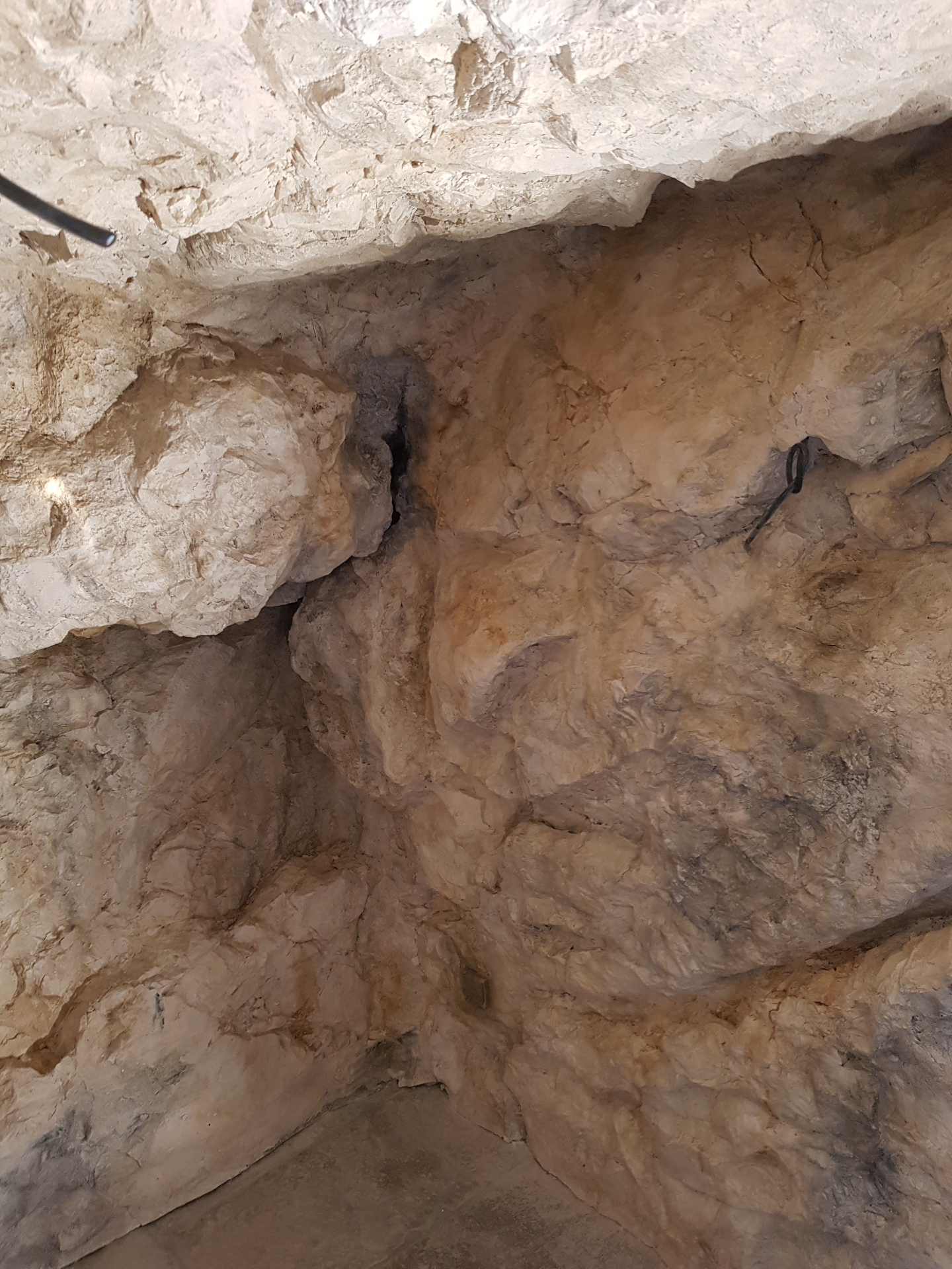 Detalle del revestimiento de techo en roca artificial pátinada – textura mineral de una gruta artificial interior, Poly Rock Concept