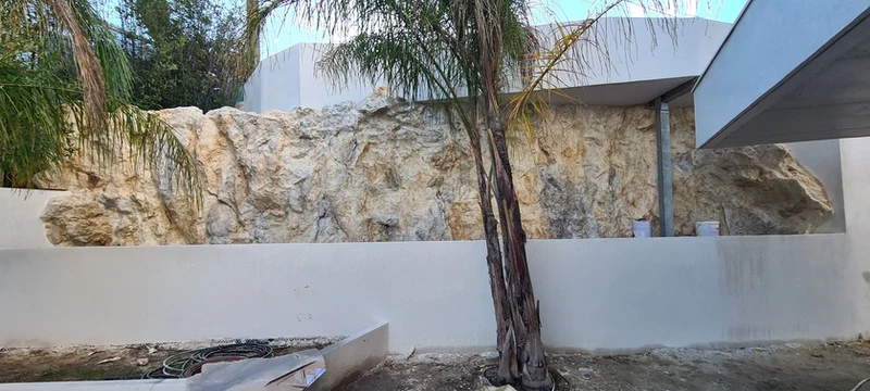 Outdoor concrete wall cladding in garden faux rock – Antibes