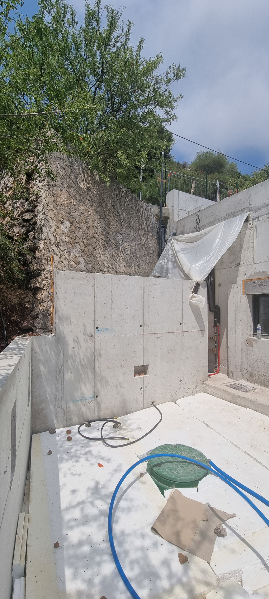 Muro de hormigón bruto antes de la transformación