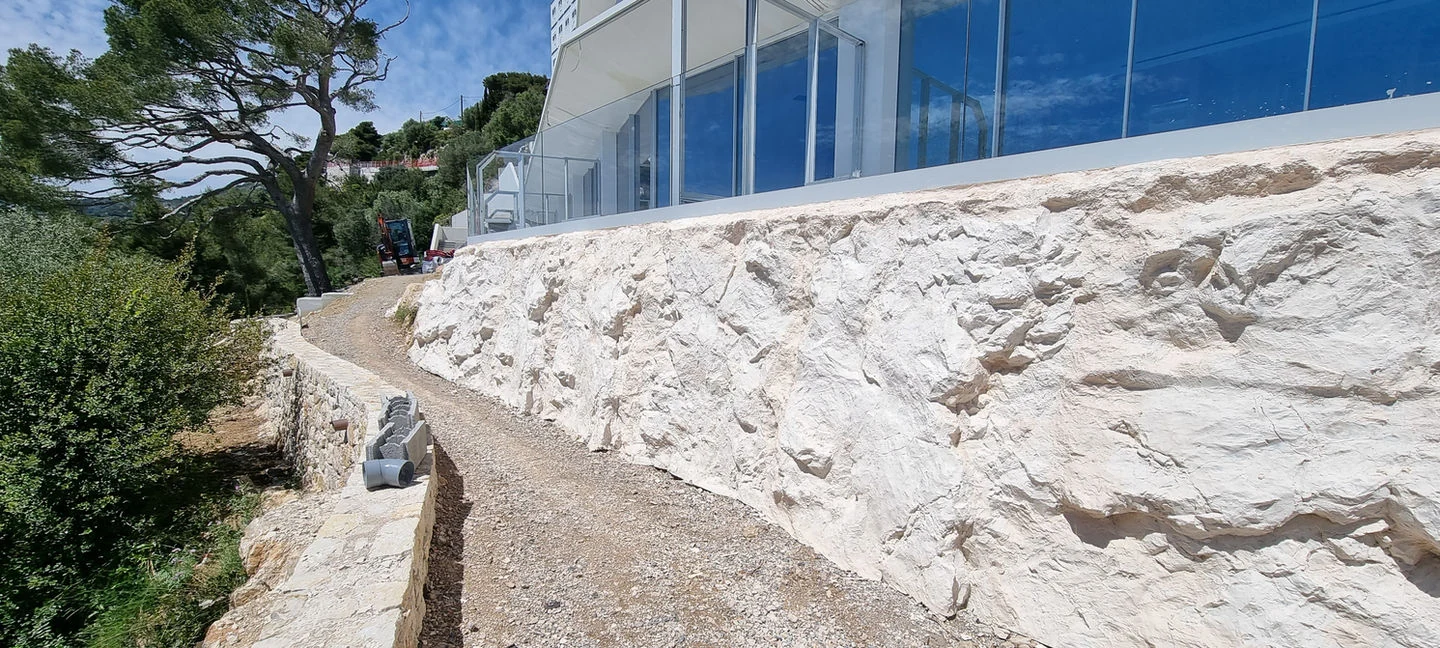 Habillage mur béton faux rochers – décor roche naturelle Monaco