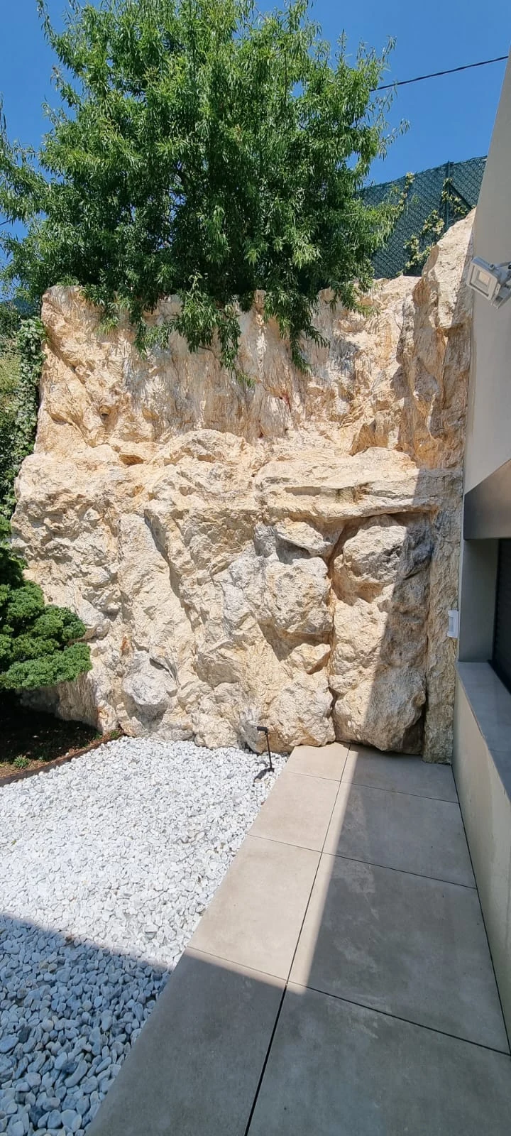 Decorative faux rock wall – overall view