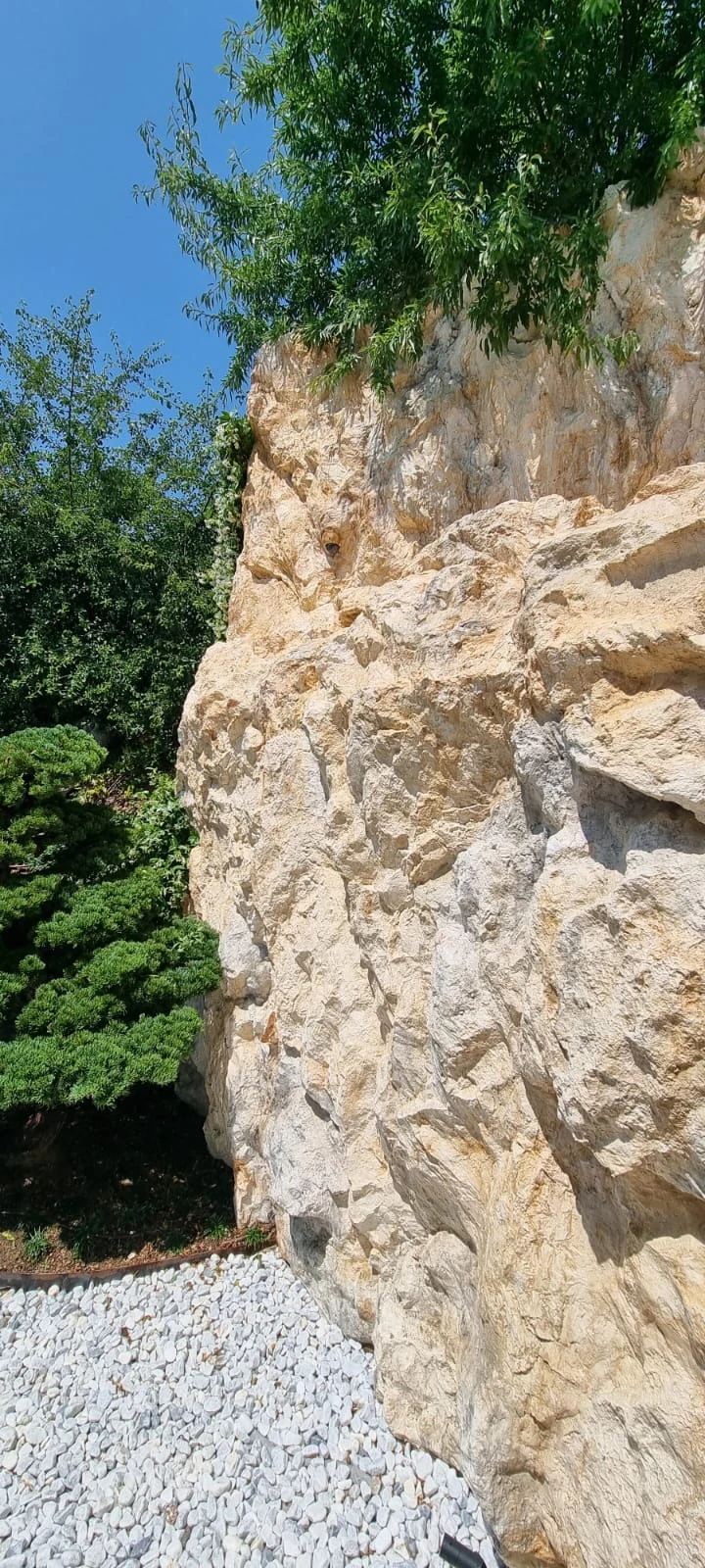 Faux rock wall – side view with white pebbles