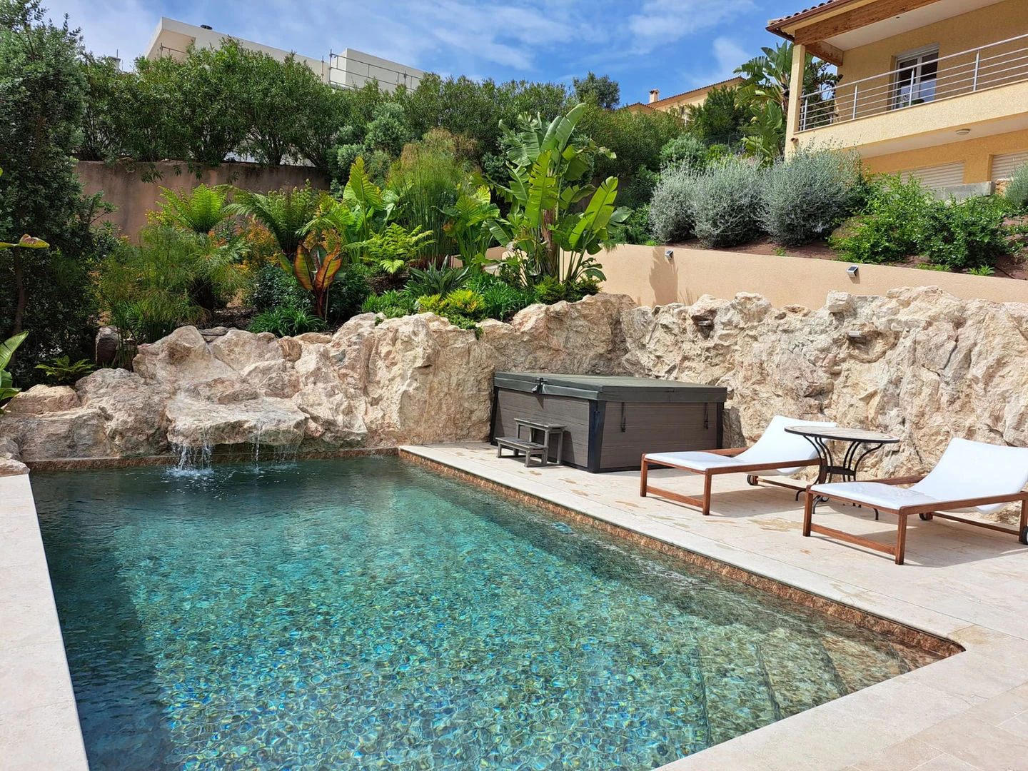 Cascade piscine rocher – déco piscine haut de gamme faux rocher Corse